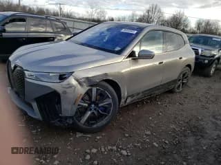 ✅ 2023 BMW iX xDrive50 • VIN: WB523CF03PCL64040 • Lot: 36400593. Wystawiony na Copart z przebiegiem 1 399 mil. Bezpłatny archiwum sprzedaży aukcyjnych z USA i szczegółowy raport historii pojazdu na DreamBid. Zdjęcie 1.