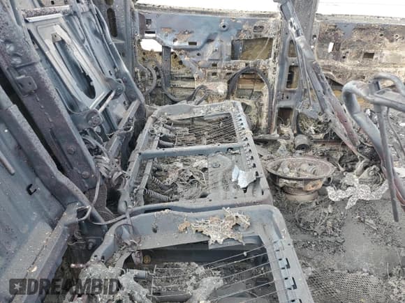 ✅ 2004 Chevrolet Silverado 2500HD LS • VIN: 1GCHK23U14F178073 • Lot: 81078715. Wystawiony na Copart z przebiegiem Nie podano. Bezpłatny archiwum sprzedaży aukcyjnych z USA i szczegółowy raport historii pojazdu na DreamBid. Zdjęcie 10.