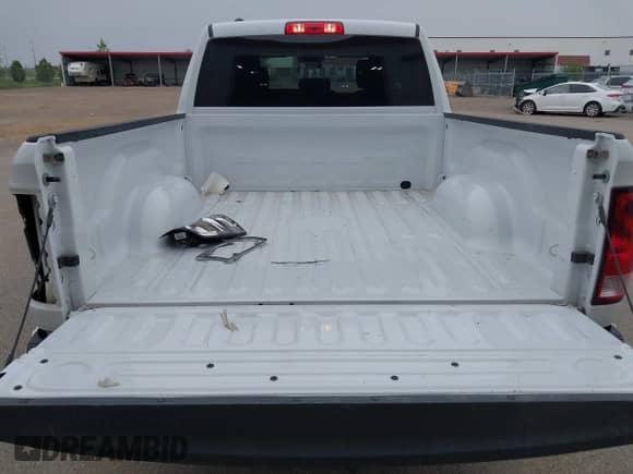 2024 Ram 1500 SLT z VIN 1C6RR7GG3RS157779, wystawiony jako IAAI lot #42488148 z przebiegiem 34 814 mil mil oraz . Historia ofert i sprzedaży dostępna na DreamBid. Obrazek 19.