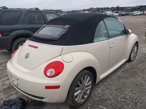 ✅ 2008 Volkswagen Beetle SE • VIN: 3VWRF31Y38M404217 • Lot: 43150540. Listed on IAAI with 111,196 mi. Free auction sales archive from the USA and detailed vehicle history report at DreamBid. Image 4.