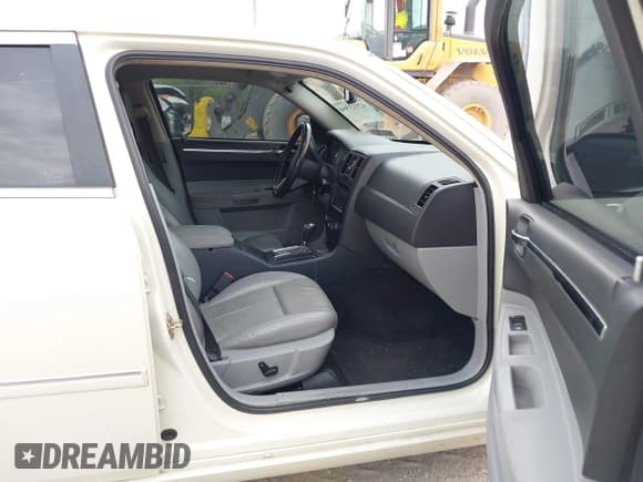 ✅ 2006 Chrysler 300 Touring • VIN: 2C3LK53G56H504467 • Lot: 42913366. Listed on IAAI with 147,617 mi. Free auction sales archive from the USA and detailed vehicle history report at DreamBid. Image 5.