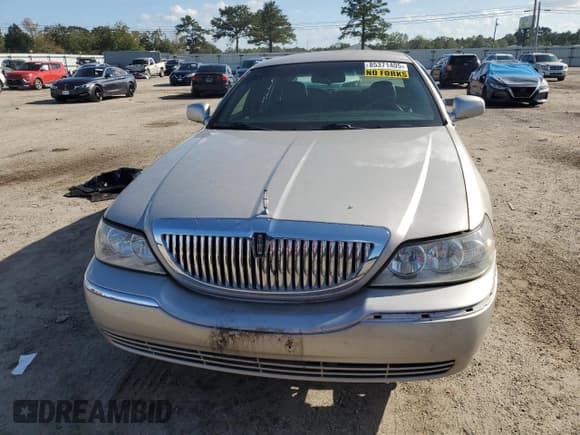 ✅ 2008 Lincoln Town Car Limited • VIN: 2LNHM82W78X645471 • Lot: 85371405. Wystawiony na Copart z przebiegiem 113 689 mil. Bezpłatny archiwum sprzedaży aukcyjnych z USA i szczegółowy raport historii pojazdu na DreamBid. Zdjęcie 5.