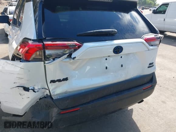 ✅ 2024 Toyota RAV4 Hybrid XLE Premium • VIN: JTMB6RFV9RD564086 • Lot: 43586269. Listed on IAAI with 13,507 mi. Free auction sales archive from the USA and detailed vehicle history report at DreamBid. Image 17.