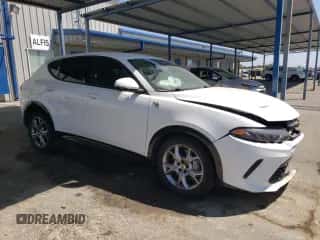 2024 Dodge Hornet R/T z VIN ZACPDFCW6R3A31502, wystawiony jako Copart lot #69241235 z przebiegiem 33 168 mil mil oraz Nie do naprawy • Non repairable. Historia ofert i sprzedaży dostępna na DreamBid. Obrazek 4.