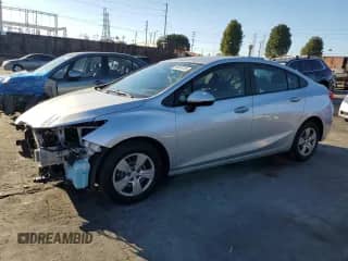 2017 Chevrolet Cruze LS z VIN 1G1BC5SM0H7280091, wystawiony jako Copart lot #86883105 z przebiegiem 53 481 mil mil oraz Szkoda całkowita • Salvage title. Historia ofert i sprzedaży dostępna na DreamBid. Obrazek 1.
