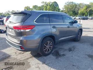 ✅ 2018 Toyota Highlander SE • VIN: 5TDJZRFH0JS540393 • Lot: 43660733. Wystawiony na IAAI z przebiegiem 111 054 mil. Bezpłatny archiwum sprzedaży aukcyjnych z USA i szczegółowy raport historii pojazdu na DreamBid. Zdjęcie 4.