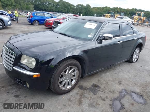 ✅ 2009 Chrysler 300 C Hemi • VIN: 2C3LA63T59H580961 • Лот: 43235420. Опубликован ранее на IAAI с пробегом 167 886 миль. Бесплатный доступ к архиву аукционных продаж из США и подробный отчёт об истории автомобиля на DreamBid. Изображение 2.