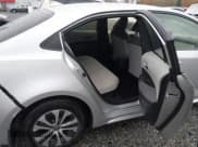 ✅ 2022 Toyota Corolla Hybrid LE • VIN: JTDEAMDE3NJ045628 • Lot: 43593704. Wystawiony na IAAI z przebiegiem 46 758 mil. Bezpłatny archiwum sprzedaży aukcyjnych z USA i szczegółowy raport historii pojazdu na DreamBid. Zdjęcie 8.