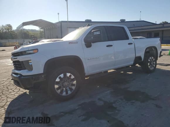 ✅ 2025 Chevrolet Silverado 2500HD Custom • VIN: 2GC4KME78S1106101 • Лот: 81983295. Опубликован ранее на Copart с пробегом 7 201 миль. Бесплатный доступ к архиву аукционных продаж из США и подробный отчёт об истории автомобиля на DreamBid. Изображение 1.