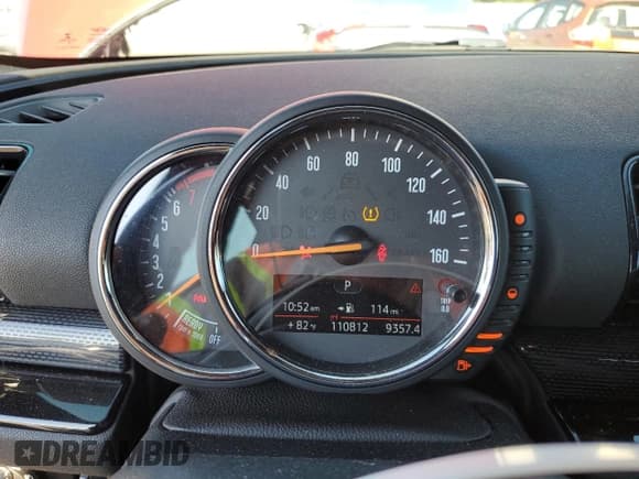 ✅ 2017 MINI Clubman Cooper S • VIN: WMWLN9C58H2E49405 • Lot: 70104075. Listed on Copart with 110,812 mi. Free auction sales archive from the USA and detailed vehicle history report at DreamBid. Image 9.