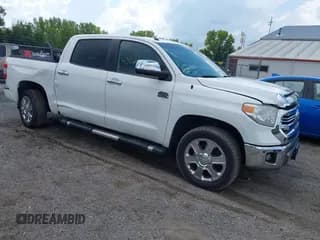 ✅ 2017 Toyota Tundra Platinum • VIN: 5TFAW5F17HX640533 • Lot: 43025984. Wystawiony na IAAI z przebiegiem 98 150 mil. Bezpłatny archiwum sprzedaży aukcyjnych z USA i szczegółowy raport historii pojazdu na DreamBid. Zdjęcie 1.