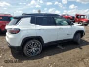 ✅ 2022 Jeep Compass High Altitude • VIN: 3C4NJDCB8NT196187 • Lot: 61956315. Wystawiony na Copart z przebiegiem 50 503 mil. Bezpłatny archiwum sprzedaży aukcyjnych z USA i szczegółowy raport historii pojazdu na DreamBid. Zdjęcie 3.