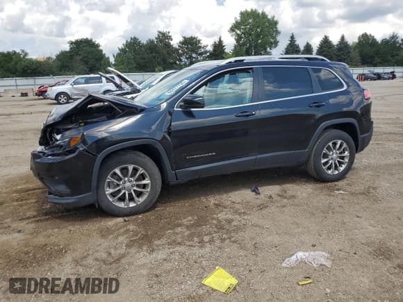 ✅ 2020 Jeep Cherokee Altitude • VIN: 1C4PJMLX8LD640675 • Лот: 66477735. Опубликован ранее на Copart с пробегом 43 277 миль. Бесплатный доступ к архиву аукционных продаж из США и подробный отчёт об истории автомобиля на DreamBid. Изображение 1.