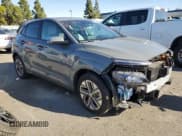 ✅ 2023 Hyundai Kona SE • VIN: KM8K23AG0PU183558 • Lot: 37441404. Wystawiony na Copart z przebiegiem 3 425 mil. Bezpłatny archiwum sprzedaży aukcyjnych z USA i szczegółowy raport historii pojazdu na DreamBid. Zdjęcie 4.