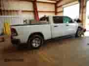 2023 Ram 1500 Tradesman z VIN 1C6RRENT3PN579230, wystawiony jako Copart lot #88556905 z przebiegiem 33 699 mil mil oraz Szkoda całkowita • Salvage title. Historia ofert i sprzedaży dostępna na DreamBid. Obrazek 3.