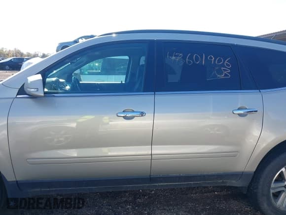 ✅ 2015 Chevrolet Traverse LT • VIN: 1GNKRGKD5FJ292200 • Lot: 43601906. Wystawiony na IAAI z przebiegiem 165 844 mil. Bezpłatny archiwum sprzedaży aukcyjnych z USA i szczegółowy raport historii pojazdu na DreamBid. Zdjęcie 14.