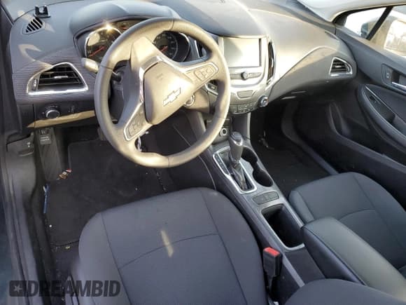 ✅ 2018 Chevrolet Cruze LT • VIN: 1G1BE5SM0J7216858 • Lot: 72445972. Wystawiony na Copart z przebiegiem Nie podano. Bezpłatny archiwum sprzedaży aukcyjnych z USA i szczegółowy raport historii pojazdu na DreamBid. Zdjęcie 8.