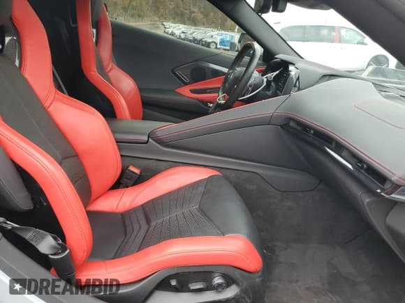 ✅ 2024 Chevrolet Corvette 2LT • VIN: 1G1YB2D48R5100264 • Lot: 92782875. Wystawiony na Copart z przebiegiem 811 mil. Bezpłatny archiwum sprzedaży aukcyjnych z USA i szczegółowy raport historii pojazdu na DreamBid. Zdjęcie 10.