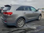 ✅ 2017 Kia Sorento LX • VIN: 5XYPG4A36HG266798 • Лот: 95474975. Опубликован ранее на Copart с пробегом 195 772 миль. Бесплатный доступ к архиву аукционных продаж из США и подробный отчёт об истории автомобиля на DreamBid. Изображение 3.