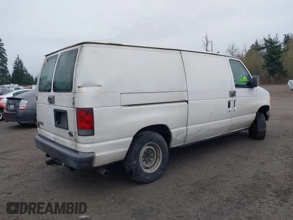 ✅ 2003 Ford Econoline Cargo • VIN: 1FTNE24L63HB74653 • Lot: 43800796. Wystawiony na IAAI z przebiegiem 273 959 mil. Bezpłatny archiwum sprzedaży aukcyjnych z USA i szczegółowy raport historii pojazdu na DreamBid. Zdjęcie 4.