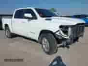 2021 Ram 1500 Lone Star z VIN 1C6SRFFT2MN587479, wystawiony jako IAAI lot #43372680 z przebiegiem 82 917 mil mil oraz . Historia ofert i sprzedaży dostępna na DreamBid. Obrazek 1.