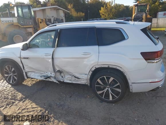 ✅ 2024 Volkswagen Atlas SEL Premium R-Line • VIN: 1V2FR2CAXRC584837 • Lot: 43384938. Wystawiony na IAAI z przebiegiem 24 914 mil. Bezpłatny archiwum sprzedaży aukcyjnych z USA i szczegółowy raport historii pojazdu na DreamBid. Zdjęcie 14.