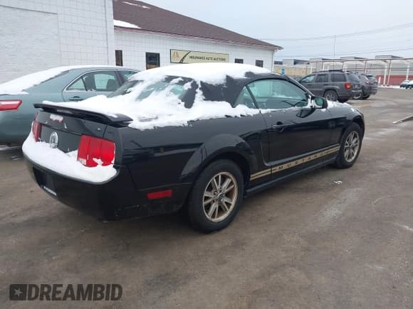 ✅ 2005 Ford Mustang Deluxe • VIN: 1ZVFT84N755258609 • Lot: 43849959. Listed on IAAI with 131,311 mi. Free auction sales archive from the USA and detailed vehicle history report at DreamBid. Image 4.