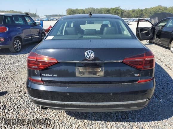 ✅ 2017 Volkswagen Passat SE • VIN: 1VWGT7A32HC030941 • Lot: 86469015. Wystawiony na Copart z przebiegiem 97 299 mil. Bezpłatny archiwum sprzedaży aukcyjnych z USA i szczegółowy raport historii pojazdu na DreamBid. Zdjęcie 6.