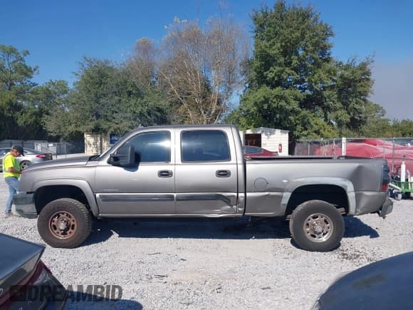 ✅ 2006 Chevrolet Silverado 2500HD Work Truck • VIN: 1GCHC23U06F122366 • Lot: 43701699. Wystawiony na IAAI z przebiegiem 330 993 mil. Bezpłatny archiwum sprzedaży aukcyjnych z USA i szczegółowy raport historii pojazdu na DreamBid. Zdjęcie 14.