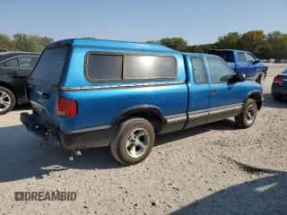 2001 Chevrolet S-10 с VIN 1GCCS195018103496, выставлен на аукционе Copart как лот 74534354 с пробегом 271 030 миль миль и Списание • Salvage title. История ставок и продаж доступна на DreamBid. Изображение 3.