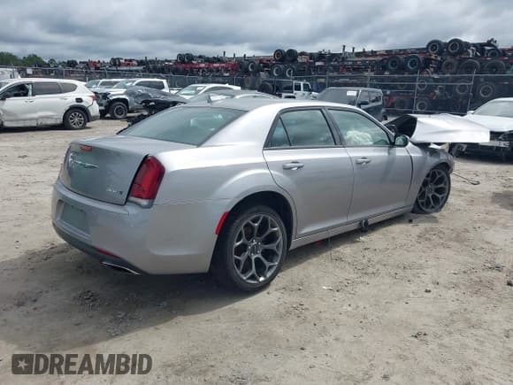 ✅ 2015 Chrysler 300 S • VIN: 2C3CCABG0FH867931 • Lot: 43322230. Listed on IAAI with 77,417 mi. Free auction sales archive from the USA and detailed vehicle history report at DreamBid. Image 4.