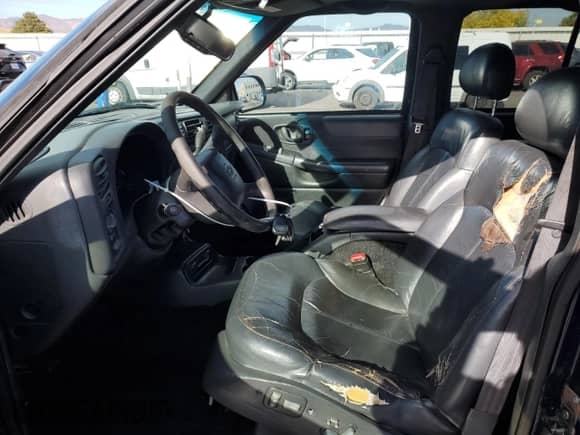 2000 Chevrolet Blazer LT z VIN 1GNDT13W8Y2390660, wystawiony jako Copart lot #77702494 z przebiegiem 225 212 mil mil oraz Szkoda całkowita • Salvage title. Historia ofert i sprzedaży dostępna na DreamBid. Obrazek 7.