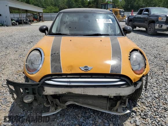 2015 MINI Hardtop with VIN WMWXM5C52FT973831, listed as a Copart auction lot 68501305 with 188,622 mi miles and Salvage title. Bid and sale history available at DreamBid. Image 5.