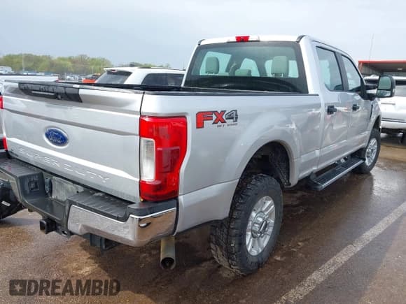 ✅ 2019 Ford F-250 XL • VIN: 1FT7W2B67KEC20297 • Lot: 42031558. Listed on IAAI with 215,462 mi. Free auction sales archive from the USA and detailed vehicle history report at DreamBid. Image 4.