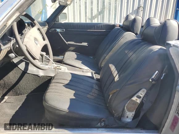 ✅ 1976 Mercedes-Benz SL • VIN: 10704412032553 • Лот: 79898874. Опубликован ранее на Copart с пробегом 95 232 миль. Бесплатный доступ к архиву аукционных продаж из США и подробный отчёт об истории автомобиля на DreamBid. Изображение 7.