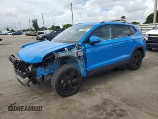 ✅ 2025 Volkswagen Taos SE • VIN: 3VVSC7B22SM039603 • Лот: 64720355. Опубликован ранее на Copart с пробегом 1 229 миль. Бесплатный доступ к архиву аукционных продаж из США и подробный отчёт об истории автомобиля на DreamBid. Изображение 1.