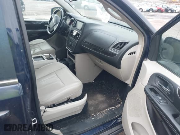 ✅ 2013 Chrysler Town & Country Touring • VIN: 2C4RC1BG8DR525821 • Lot: 43745753. Wystawiony na IAAI z przebiegiem 220 839 mil. Bezpłatny archiwum sprzedaży aukcyjnych z USA i szczegółowy raport historii pojazdu na DreamBid. Zdjęcie 5.