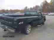 2003 Chevrolet Silverado 1500 Work Truck z VIN 1GCEK14V13E181533, wystawiony jako IAAI lot #43577970 z przebiegiem 78 238 mil mil oraz . Historia ofert i sprzedaży dostępna na DreamBid. Obrazek 4.