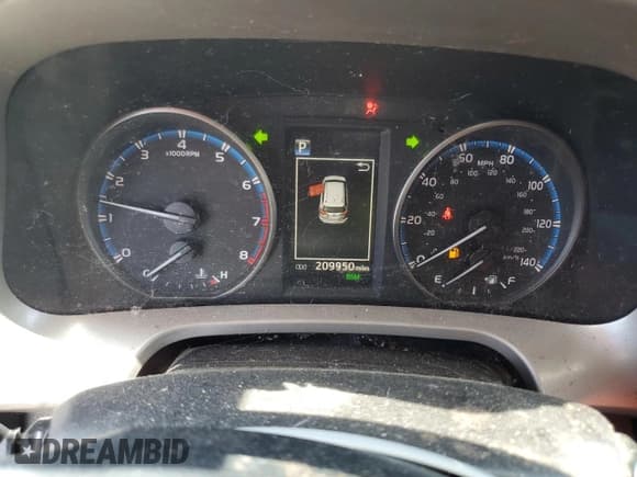 ✅ 2018 Toyota RAV4 XLE • VIN: 2T3WFREV2JW450330 • Lot: 57656175. Listed on Copart with 209,950 mi. Free auction sales archive from the USA and detailed vehicle history report at DreamBid. Image 9.