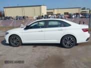 ✅ 2025 Volkswagen Jetta Sport • VIN: 3VWBX7BU7SM044975 • Lot: 43161792. Wystawiony na IAAI z przebiegiem 9 245 mil. Bezpłatny archiwum sprzedaży aukcyjnych z USA i szczegółowy raport historii pojazdu na DreamBid. Zdjęcie 14.