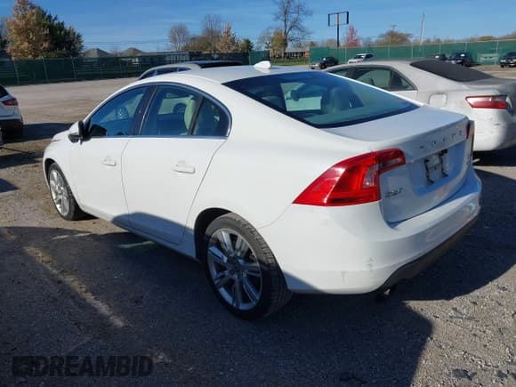 ✅ 2011 Volvo S60 • VIN: YV1902FH8B2009112 • Lot: 43685122. Listed on IAAI with 113,218 mi. Free auction sales archive from the USA and detailed vehicle history report at DreamBid. Image 3.