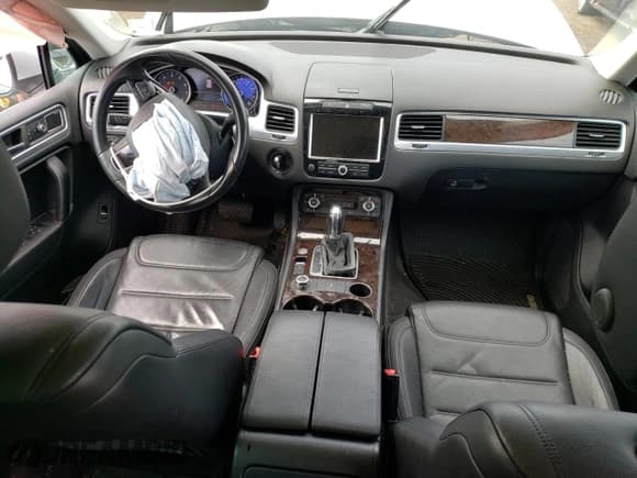 ✅ 2013 Volkswagen Touareg Exec • VIN: WVGEF9BP6DD011274 • Lot: 50680105. Listed on Copart with 96,336 mi. Free auction sales archive from the USA and detailed vehicle history report at DreamBid. Image 8.