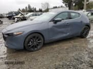 ✅ 2023 Mazda 3 S Premium • VIN: JM1BPAMM1P1615345 • Lot: 48707645. Wystawiony na Copart z przebiegiem 26 598 mil. Bezpłatny archiwum sprzedaży aukcyjnych z USA i szczegółowy raport historii pojazdu na DreamBid. Zdjęcie 1.