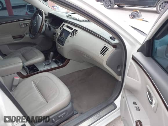 2009 Hyundai Azera Limited z VIN KMHFC46F39A358569, wystawiony jako IAAI lot #42294790 z przebiegiem 118 366 mil mil oraz . Historia ofert i sprzedaży dostępna na DreamBid. Obrazek 5.