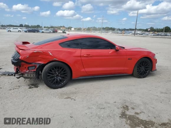 ✅ 2019 Ford Mustang GT Premium • VIN: 1FA6P8CF8K5167299 • Lot: 90779795. Wystawiony na Copart z przebiegiem 20 595 mil. Bezpłatny archiwum sprzedaży aukcyjnych z USA i szczegółowy raport historii pojazdu na DreamBid. Zdjęcie 3.