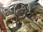 ✅ 2011 Cadillac SRX Premium Collection • VIN: 3GYFNCEY2BS578425 • Lot: 70640675. Wystawiony na Copart z przebiegiem Nie podano. Bezpłatny archiwum sprzedaży aukcyjnych z USA i szczegółowy raport historii pojazdu na DreamBid. Zdjęcie 8.