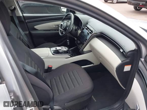 2023 Hyundai Tucson Blue z VIN KM8JBCA16PU097422, wystawiony jako IAAI lot #42138545 z przebiegiem 14 826 mil mil oraz . Historia ofert i sprzedaży dostępna na DreamBid. Obrazek 5.