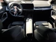 ✅ 2025 BMW X2 xDrive28i • VIN: WBX63GM09S5090407 • Lot: 53988435. Wystawiony na Copart z przebiegiem 2 675 mil. Bezpłatny archiwum sprzedaży aukcyjnych z USA i szczegółowy raport historii pojazdu na DreamBid. Zdjęcie 8.