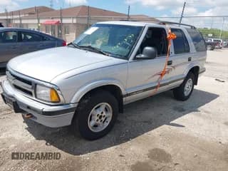 ✅ 1997 Chevrolet Blazer LS • VIN: 1GNDT13W0V2244474 • Lot: 42378697. Wystawiony na IAAI z przebiegiem 105 934 mil. Bezpłatny archiwum sprzedaży aukcyjnych z USA i szczegółowy raport historii pojazdu na DreamBid. Zdjęcie 2.
