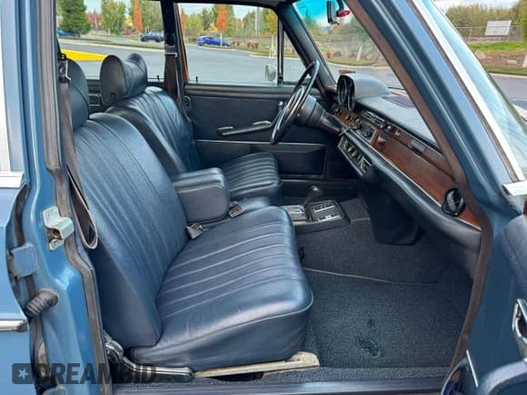 ✅ 1972 Mercedes-Benz 280 • VIN: 10801812088890 • Lot: 93287845. Wystawiony na Copart z przebiegiem 85 343 mil. Bezpłatny archiwum sprzedaży aukcyjnych z USA i szczegółowy raport historii pojazdu na DreamBid. Zdjęcie 5.